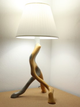 Lampe allumée Enlace ocre jaune JCL ocre ombre olivier avec abat jour blanc