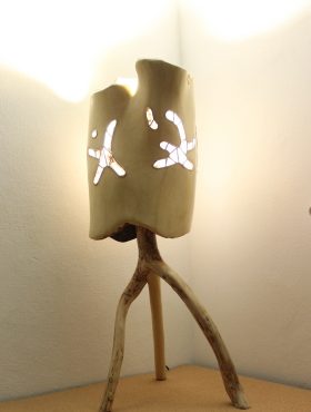 Lampe allumée Girafe ocre clair pieds en bois d'olivier tronc de chêne liège enduit de chaux vitraux