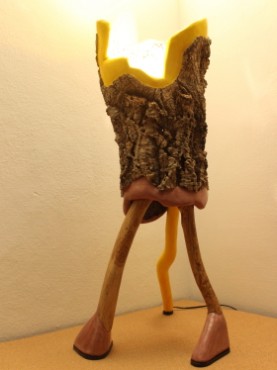 Lampe éclairée Viking ocre rouge de Malaga Jaune bataille pieds en bois d'olivier tronc de chêne liège