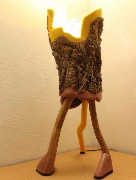Candeeiro aceso Viking ocre vermelho de Malaga pigmento amarelo e pés em madeira de oliveira e tronco de sobreiro cortiça