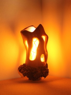 Lampe allumée Organique socle liège ocre rouge de Malaga