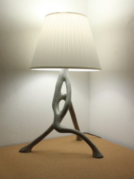 Lampe allumée Omega ombre olivier avec abat jour conique blanc