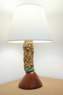 lampe chêne liège oxyde de fer marron oxyde de chrome vert avec abat jour blanc avec liège