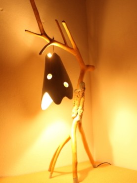 candeeiro aceso dahu ocre amarelo JCL ocre sombra oliveira com vitrais