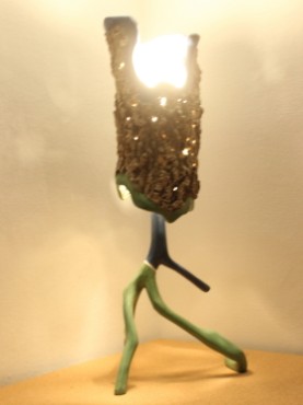 Lampe allumée Totem bleu/violet et vert avec tronc chêne liège