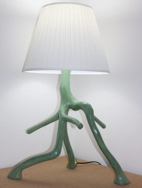 candeeiro aceso tripod verde com abajur branco