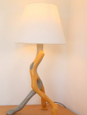 Candeeiro Enlace ocre amarelo JCL e ocre sombra da oliveira com abajur branco