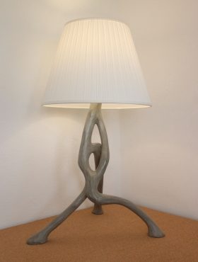 Lampe Omega ombre olivier avec abat jour conique blanc