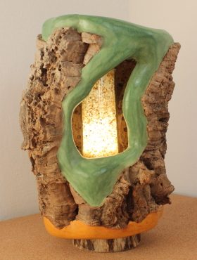 Lampe Lueur petit tronc de chêne liège décoré de stuc à la chaux ocre et vert avec à l'intérieur lampe rempli de sable de plage