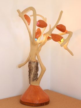 Lampe Arbre orné de lampes coquilles moules recouvertes de stuc à la chaux ocre orange 960 sur un socle stuc chaux ocre orange 960 petit tronc de chêne liège