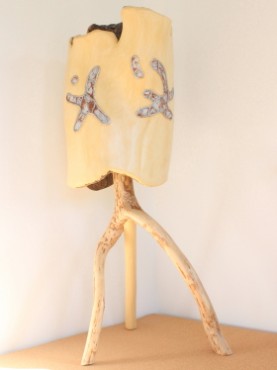 Lampe Girafe ocre clair pieds bois d'olivier tronc de chêne liège enduit de chaux vitraux