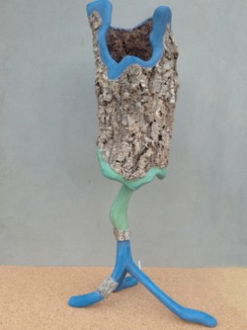 Zoom lampe Totem bleu/violet et vert avec tronc chêne liège avec la première version de pied