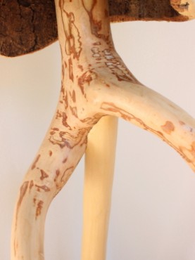 Zoom pieds en bois d'olivier Lampe Girafe ocre clair pieds en bois d'olivier tronc de chêne liège enduit de chaux vitraux