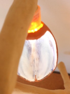 Zoom1 Candeeiro Silva com lâmpadas de mexilhāo cobertas de estuque de cal ocre laranja 960 sobre base cal cânhamo coberto de estuque laranja e com pequeno tronco de cortiça