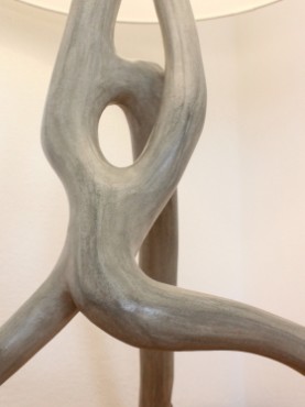 Zoom lampe Omega ombre olivier avec abat jour conique blanc