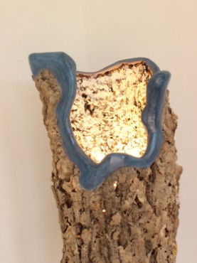 Zoom lampe Totem bleu/violet et vert avec tronc chêne liège