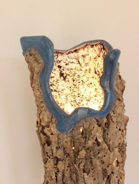 Zoom lampe Totem bleu/violet et vert avec tronc chêne liège