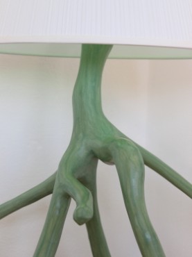 zoom du pied de lampe tripode vert avec abat jour blanc