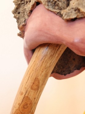 Zoom1 candeeiro Viking ocre vermelho de Malaga pigmento amarelo pés em madeira de oliveira tronco de sobreiro cortiça