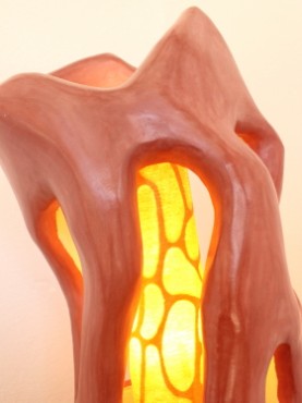 Zoom lampe Oganique socle liège ocre rouge de Malaga