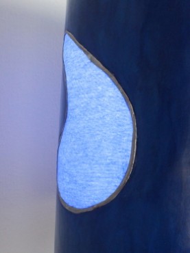 zoom lampe alien bleu phtalo avec abat jour cylindre tissu coloré de bleu