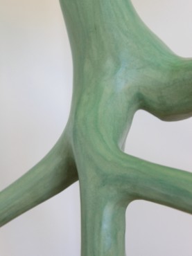 zoom du pied de lampe tripode vert avec abat jour blanc