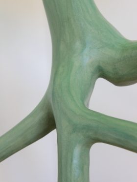 zoom du pied de lampe tripode vert avec abat jour blanc