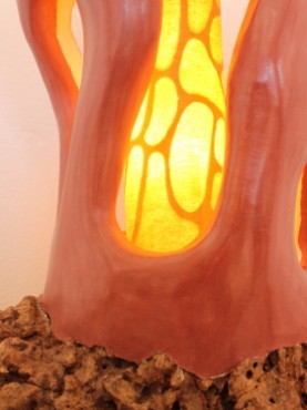 Zoom lampe Organique socle liège ocre rouge de Malaga