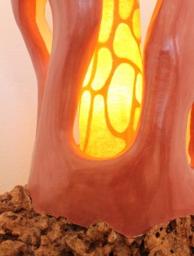 Zoom lampe Organique socle liège ocre rouge de Malaga