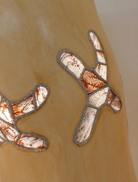 Zoom vitraux Lampe allumée Girafe ocre clair pieds en bois d'olivier tronc de chêne liège enduit de chaux vitraux