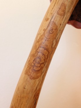 Zoom lampe Viking ocre rouge de Malaga Jaune bataille pieds en bois d'olivier tronc de chêne liège