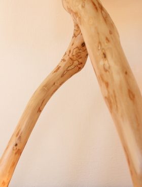 Zoom6 Lamp Giraffe cork trunk covered light ocher lime stucco with stained glass and olive tree wood legs
