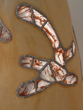 Zoom vitraux Lampe allumée Girafe ocre clair pieds en bois d'olivier tronc de chêne liège enduit de chaux vitraux