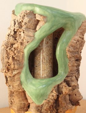 Zoom2 candeeiro Brilho em tronco de cortiça com estuque de cal verde e com lâmpada com areia do mar