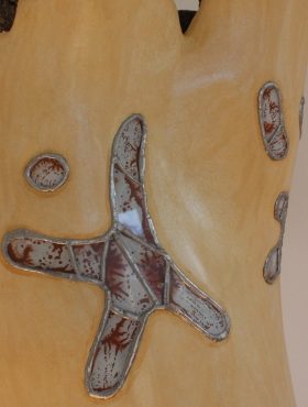Zoom vitraux Lampe Girafe ocre clair pieds en bois d'olivier tronc de chêne liège enduit de chaux vitraux
