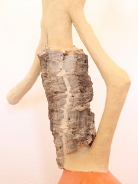 Zoom pied de lampe en tronc de chêne liège Lampe Arbre orné de lampes coquilles moules recouvertes de stuc à la chaux ocre orange 960 sur un socle stuc chaux ocre orange 960 petit tronc de chêne liège