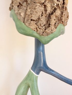 Zoom lampe Totem bleu/violet et vert avec tronc chêne liège