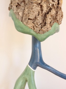 Zoom lampe Totem bleu/violet et vert avec tronc chêne liège