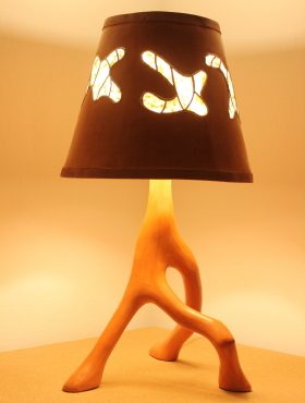 lampe allumée Mars ocre orange 960 avec abat jour conique vitraux tadelakt