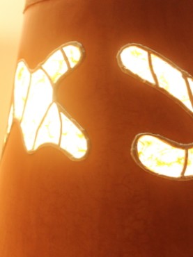 zoom1 lampe allumée Mars ocre orange 960 avec abat jour conique vitraux tadelakt