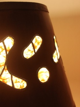 zoom3 lampe allumée Mars ocre orange 960 avec abat jour conique vitraux tadelakt