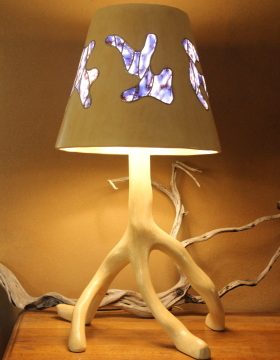 lampe dromadaire abat jour conique tadelakt vitraux ocre claire