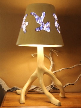 lampe dromadaire abat jour conique tadelakt vitraux ocre claire