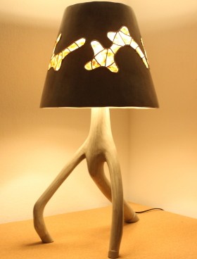 lampe éclairée gri gri en tadelakt pigment ocre ombre olivier avec abat jour orné de vitraux