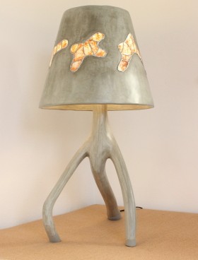 lampe gri gri en tadelakt pigment ocre ombre olivier avec abat jour orné de vitraux