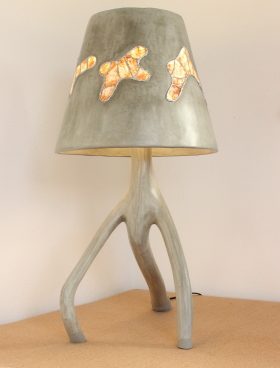 lampe gri gri en tadelakt pigment ocre ombre olivier avec abat jour orné de vitraux