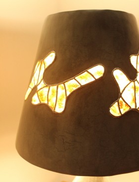 zoom lampe allumée gri gri en tadelakt pigment ocre ombre olivier avec abat jour orné de vitraux