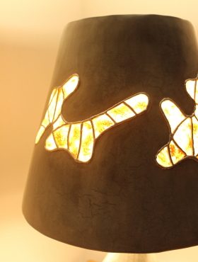 zoom candeeiro iluminado gri gri com abajur em estuque de cal e vitrais