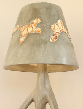 zoom lampe gri gri en tadelakt pigment ocre ombre olivier avec abat jour orné de vitraux
