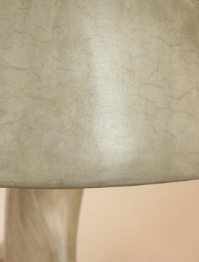 zoom lampe gri gri en tadelakt pigment ocre ombre olivier avec abat jour orné de vitraux